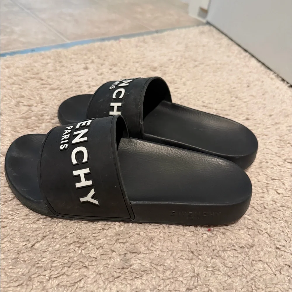 Givenchy Black and White Logo Slides - Picture 7 of 7